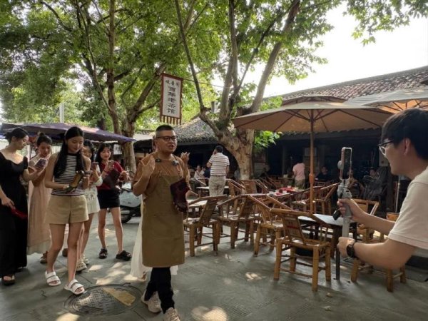 证券配资服务网 1小时11.3万人围观！四川彭镇老茶馆这场“履”播吸粉又吸金